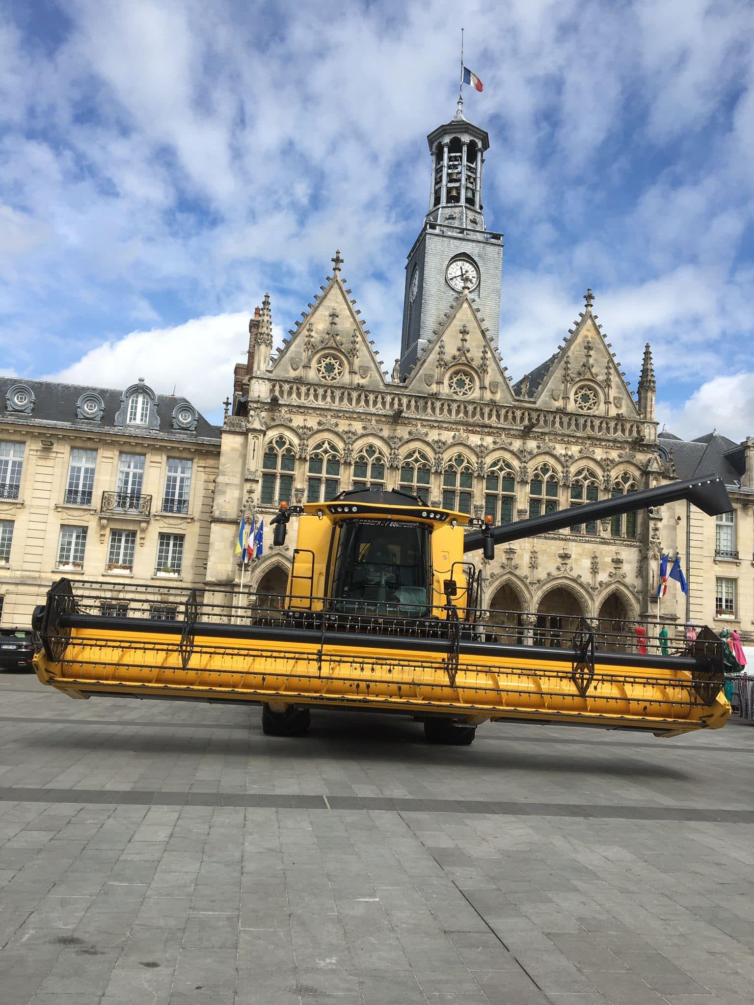 Tracteur devant une mairie